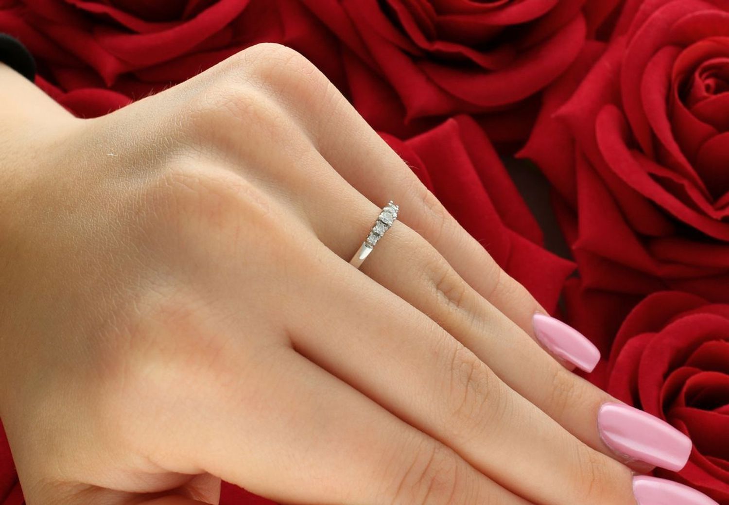 Pierścionek z białego złota próby 585 z pięcioma diamentami 0,10 ct (SI2H). Certyfikat autentyczności w zestawie. Idealny na prezent lub zaręczyny.1.jpg